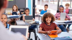 alunos com tablets