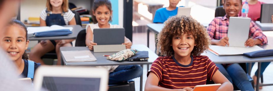 alunos com tablets