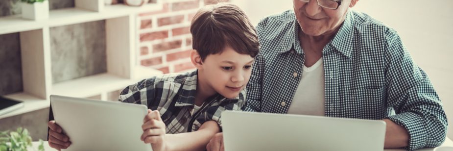 criança e avô estudando juntos