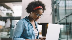 jovem mulher estudando online com notebook