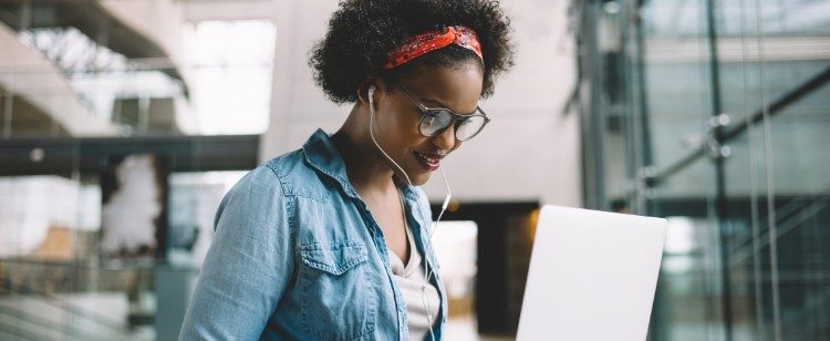 jovem mulher estudando online com notebook